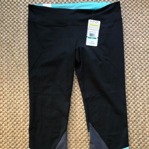 Under Armor Women’s workout crop leggings NWT!!